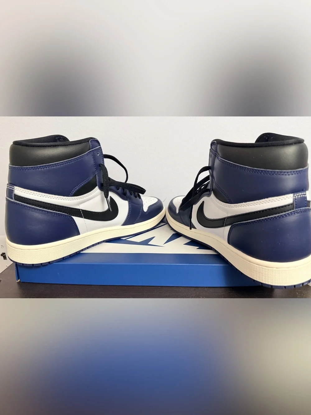 Air Jordan 1 Retro High OG Midnight Navy.